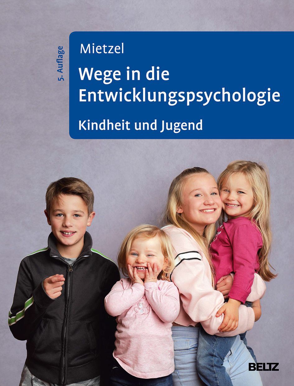 Buchcover: "Wege in die Entwicklungspsychologie". Titel in Weiß auf blauem Feld. Kinder und Jugendliche lächeln.