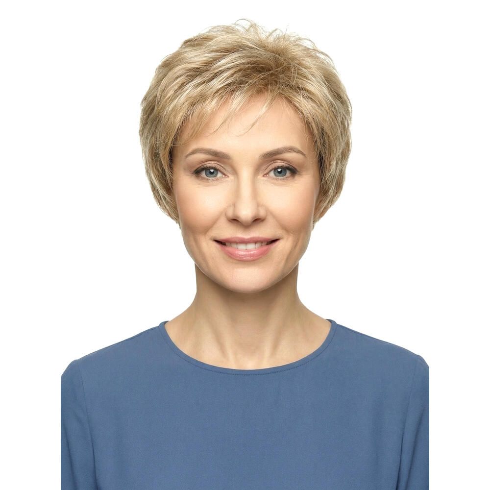 Kurzhaarperücke in Blondtönen. Frontale Ansicht einer Frau mit blauem Oberteil. Natürlicher Look.