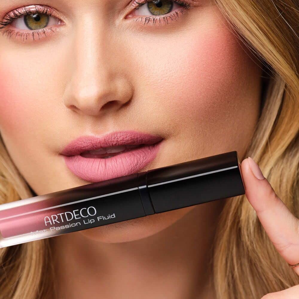 Frau hält Artdeco Mat Passion Lip Fluid. Lippenstift wird auf Lippen aufgetragen. Text: Artdeco Mat Passion Lip Fluid.