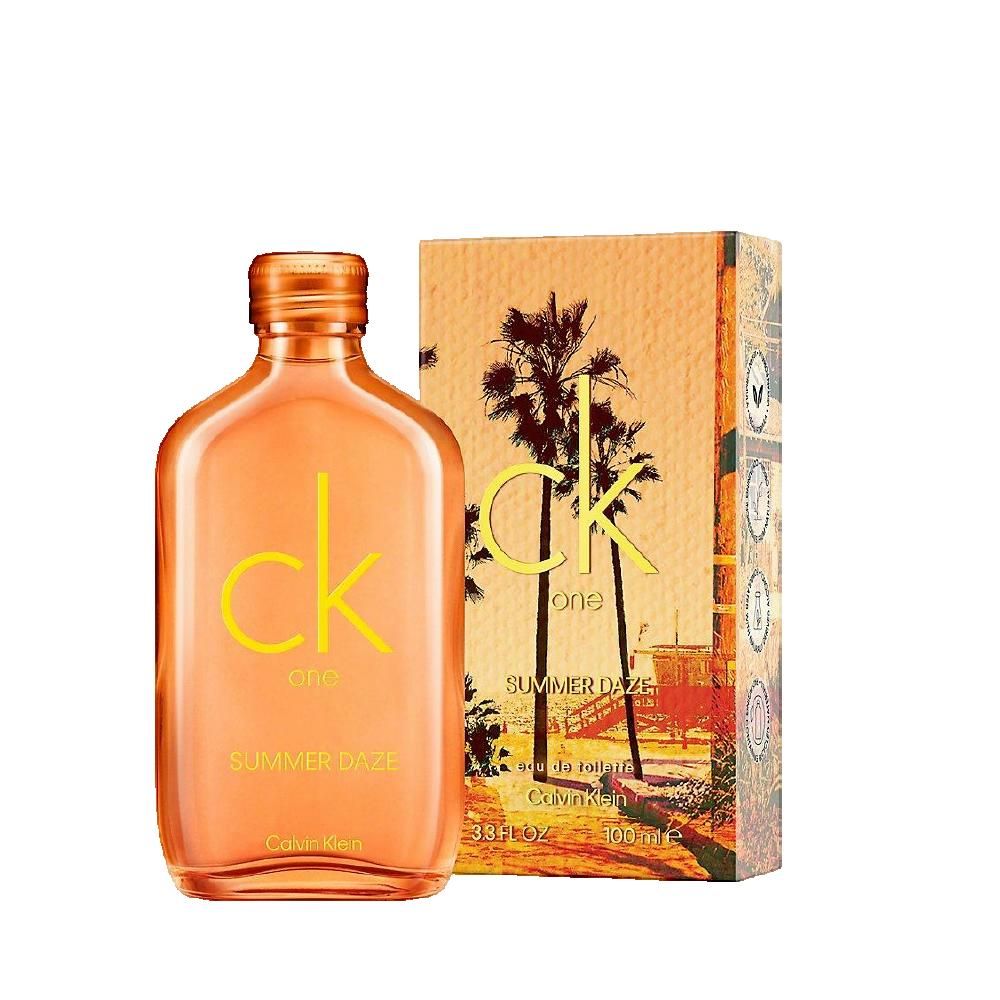 Orangefarbene Flasche mit gelbem Schriftzug "ck one Summer Daze". Daneben eine Verpackung mit Palmenmotiv und Schriftzug.