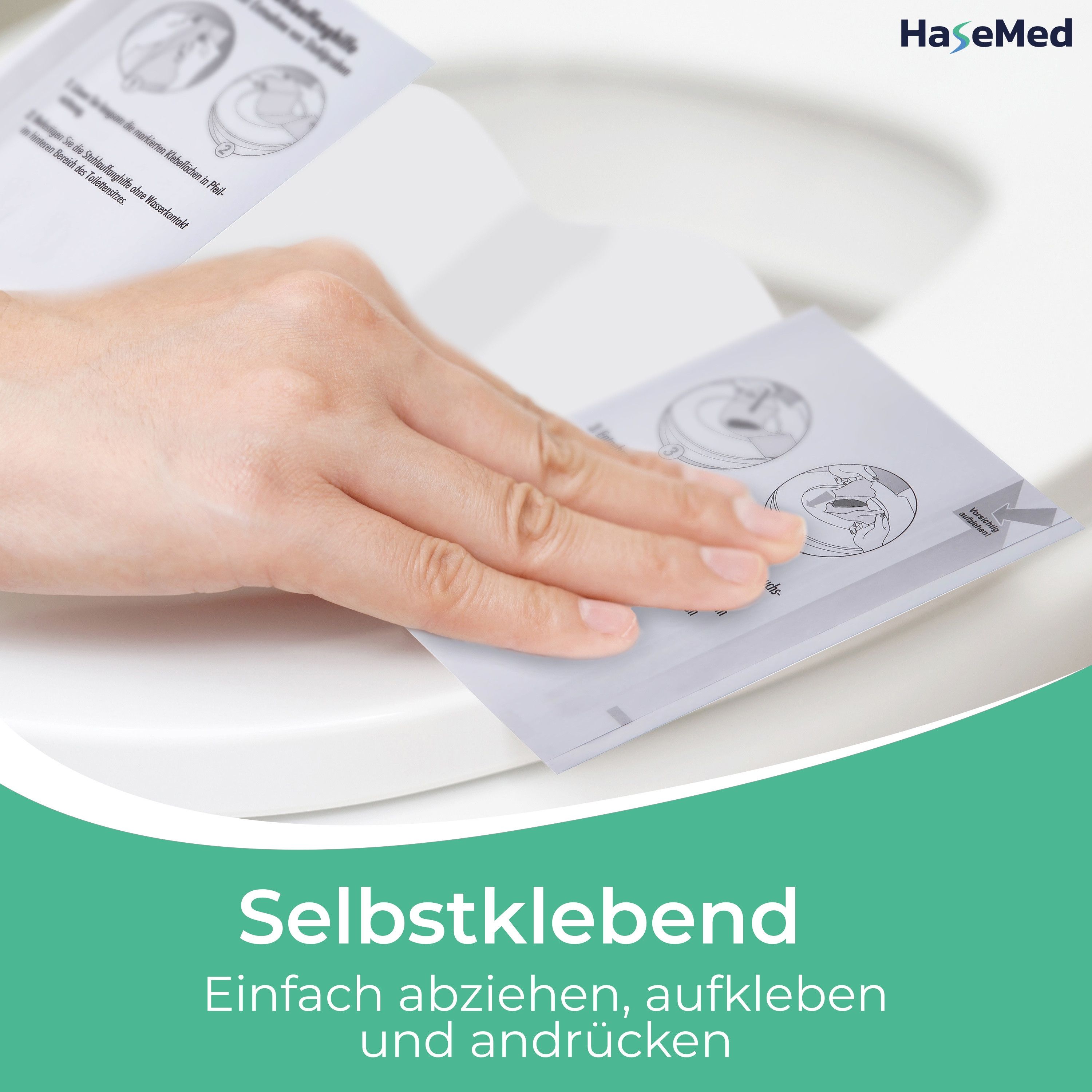 Hand klebt selbstklebende Stuhlauffanghilfe auf Toilettensitz. Text: 'Selbstklebend'. Logo HaseMed.