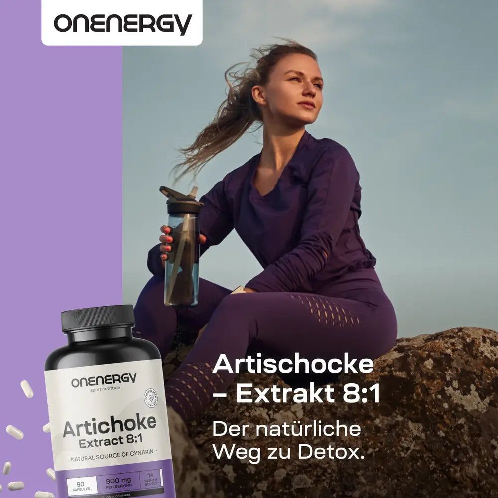 Frau in Sportkleidung sitzt auf Felsen neben einem Fläschchen OnEnergy Artischocke Extrakt 8:1.