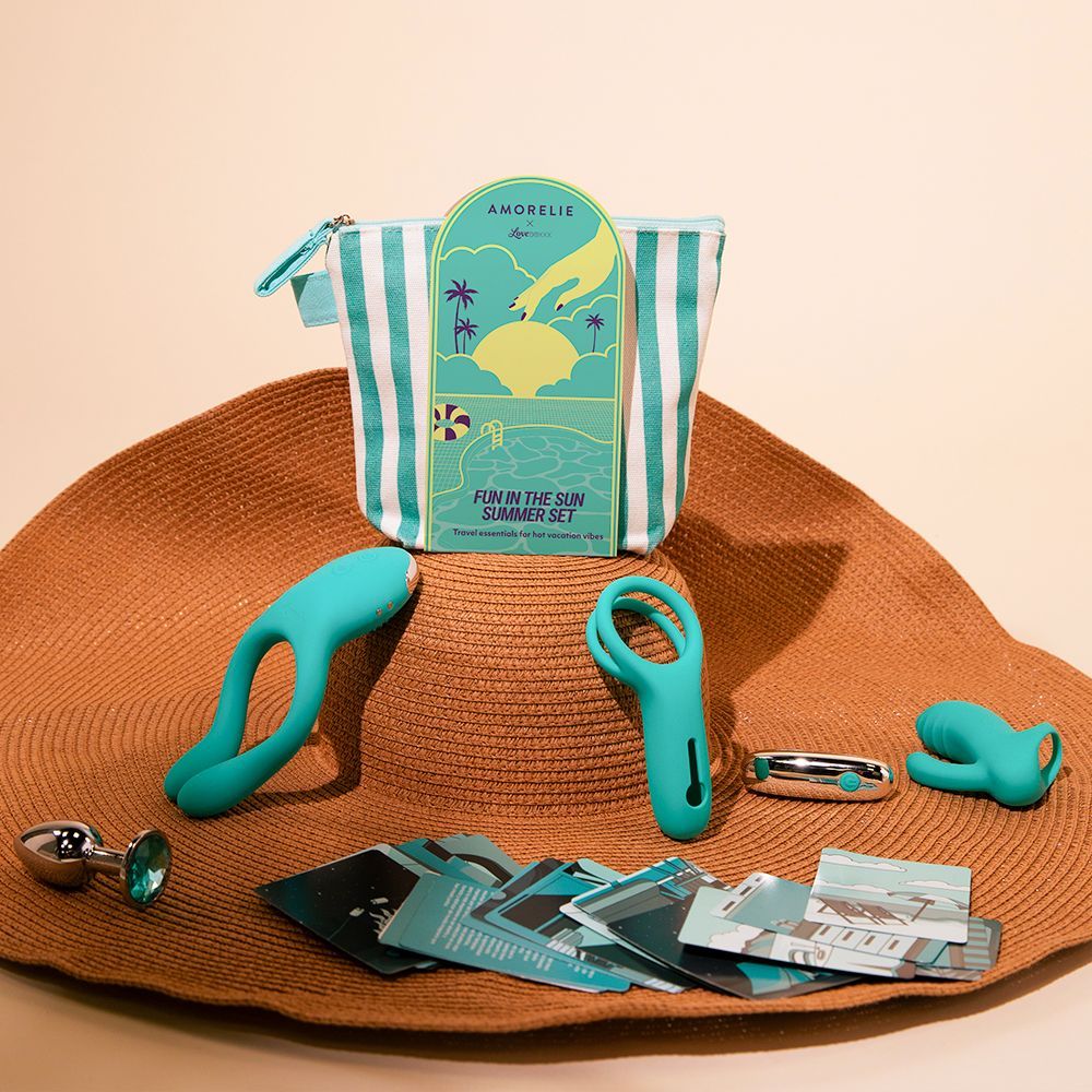Set mit Sexspielzeugen in Türkis auf einem Sonnenhut. Enthält Doppelvibrator, Analplug, Vibrator, Ringvibrator, Karten und Strandtasche.