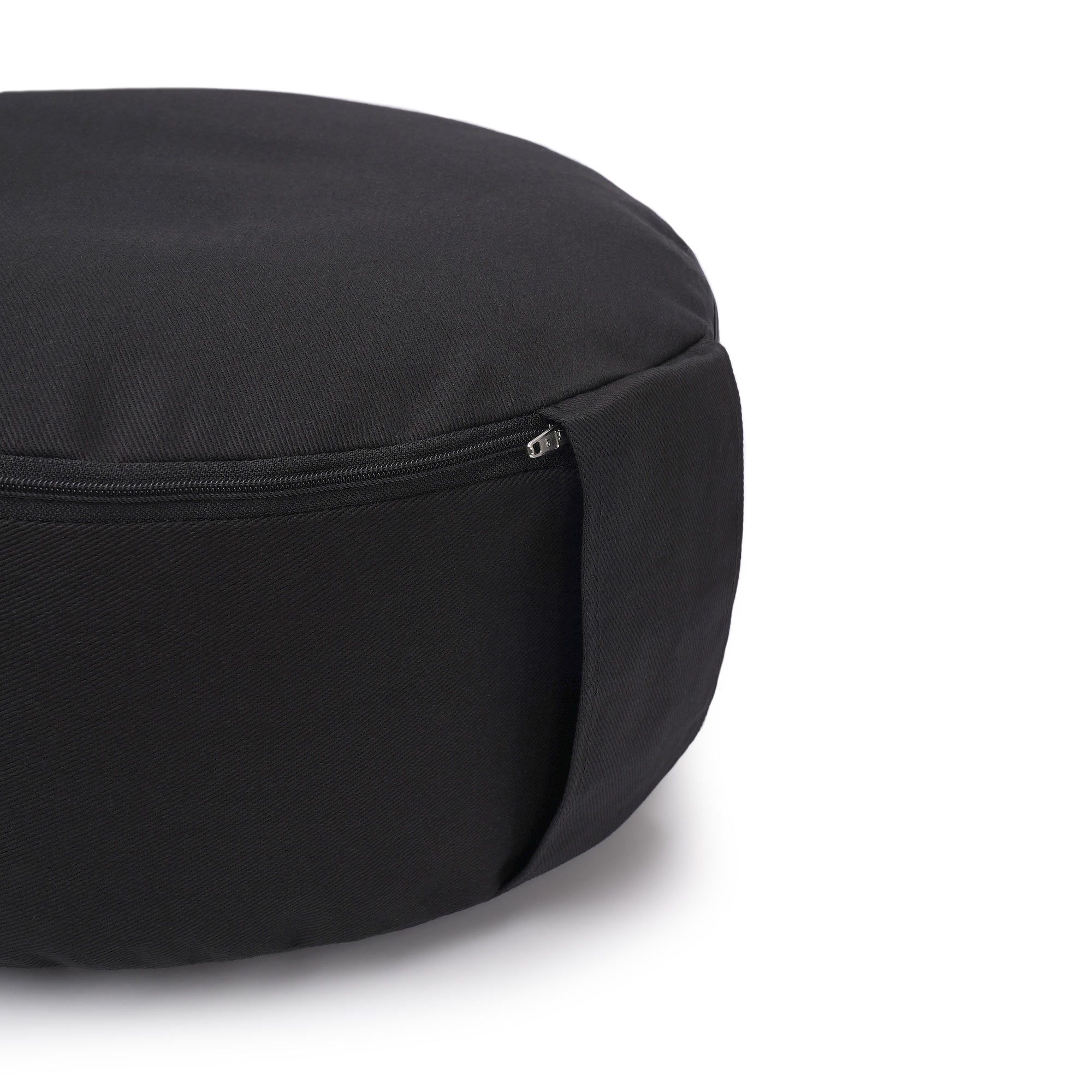 Schwarzes Yogakissen, halb geöffnet, zeigt cremefarbenen Innensack.