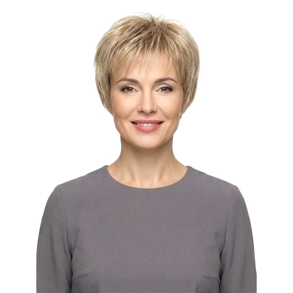 Kurzhaarperücke mit blonden Strähnen. Frau mit grauem Oberteil. Frontansicht.