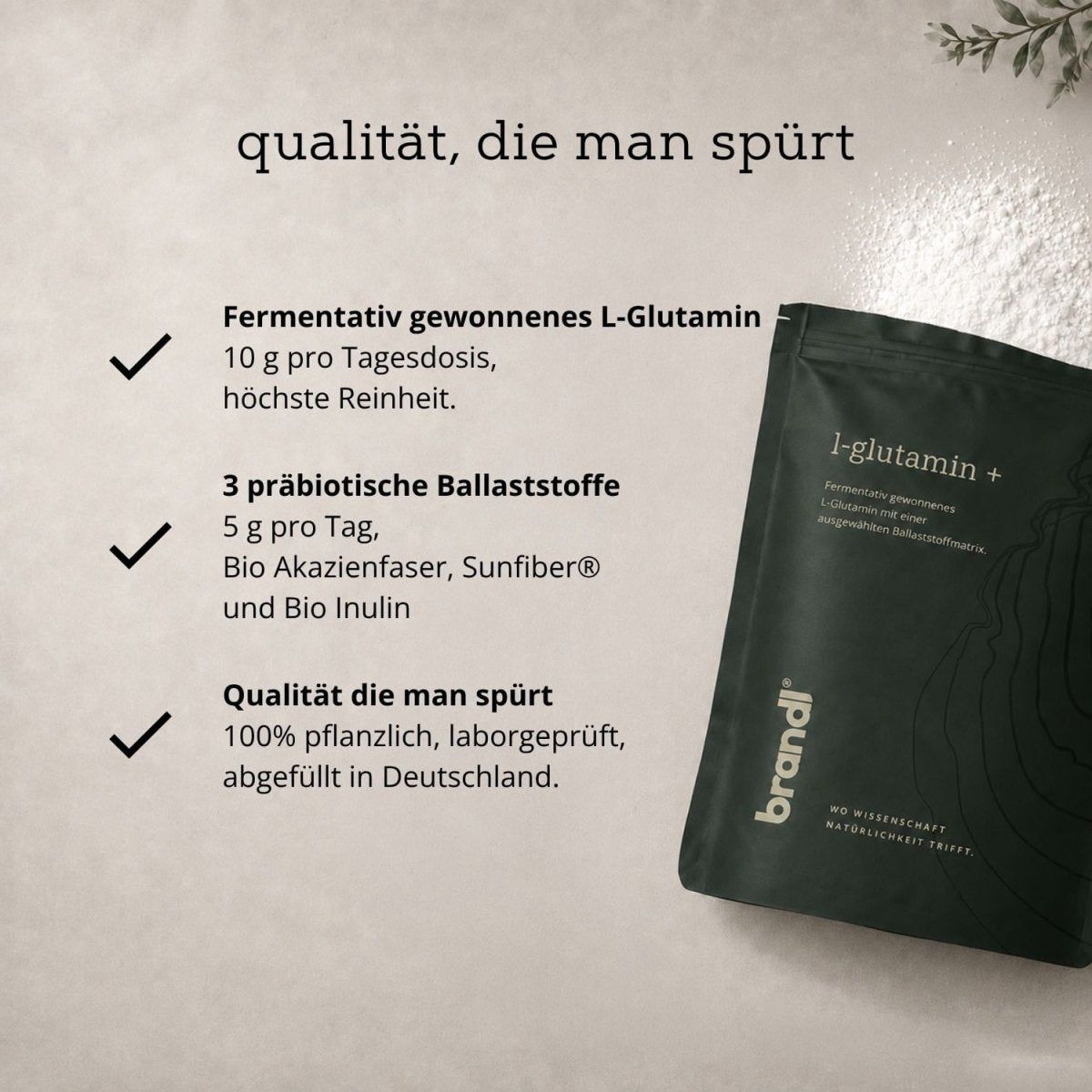Dunkelgrüner Beutel mit L-Glutamin Pulver, daneben eine Schale mit Pulver und ein Löffel.