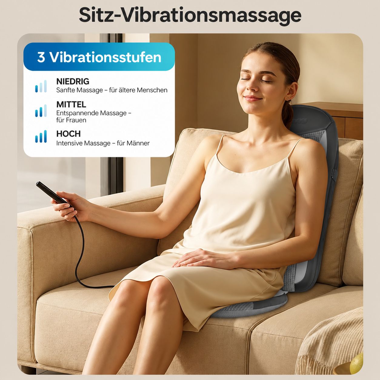 Frau sitzt auf einem Sofa und nutzt eine Sitzmassageauflage mit drei Vibrationsstufen.