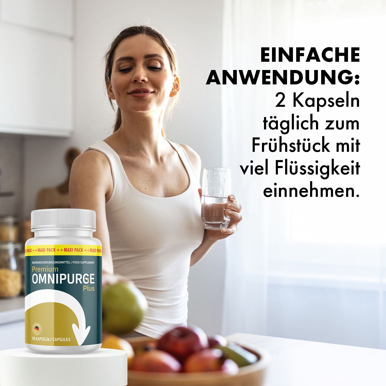 Frau trinkt Wasser neben einer Dose Premium Omnipurge Plus Kapseln.
