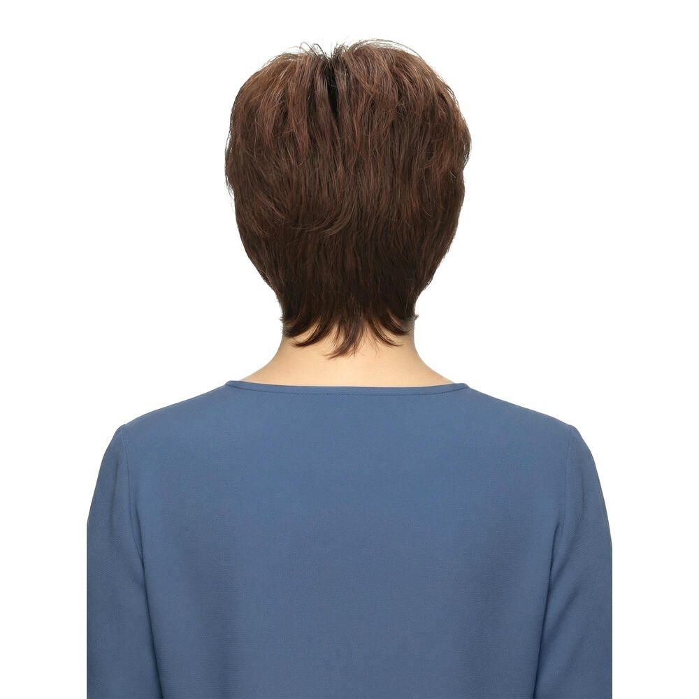 Rückansicht einer Frau mit brauner Kurzhaarperücke. Der Schnitt ist fransig und fällt locker. Der Nacken ist frei.