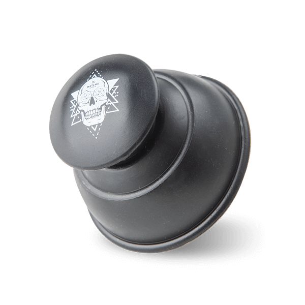 Schwarzer Sport Cup mit Totenkopf-Design. Runde Form mit Griff, leicht schräg.