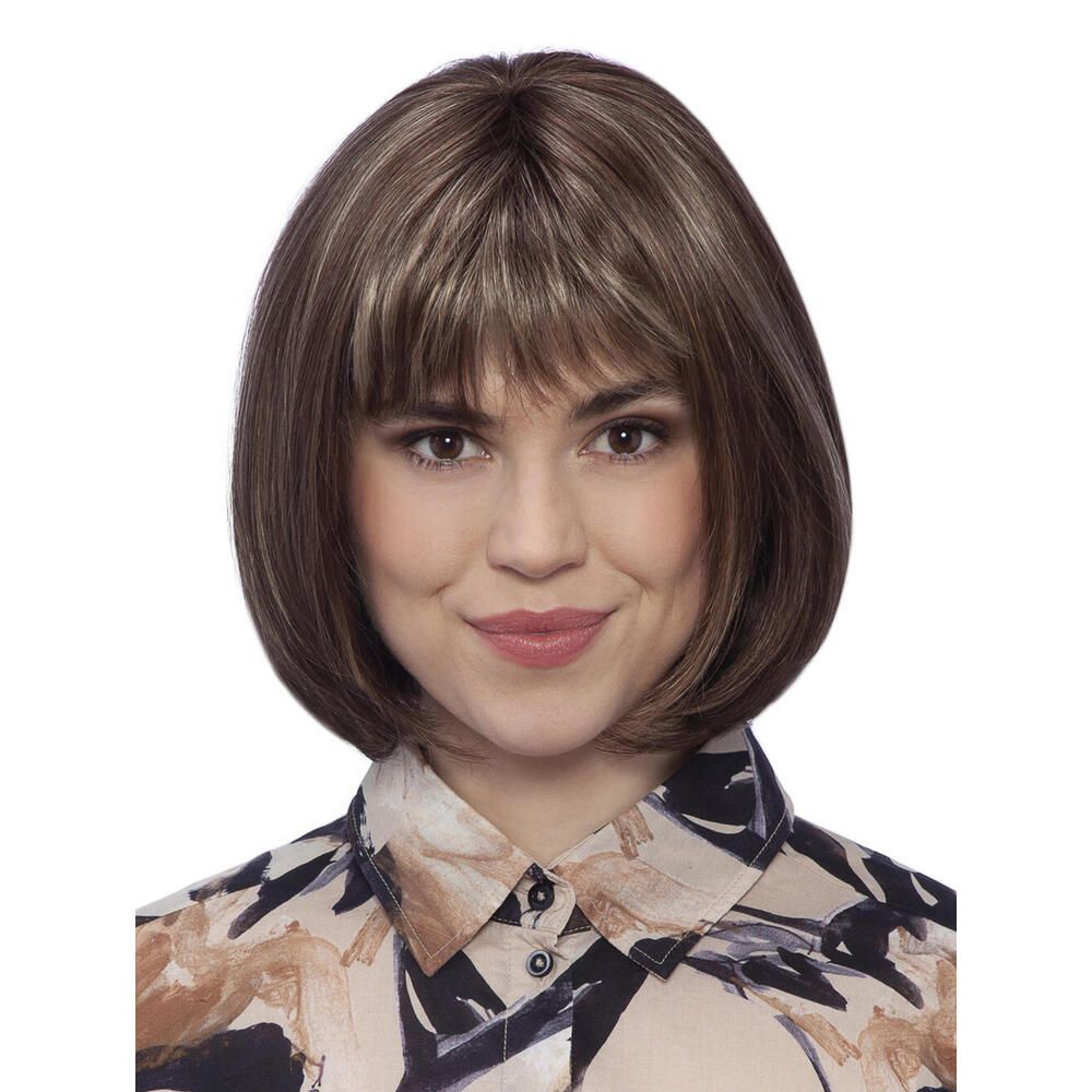 Perücke mit braunen Haaren und Pony. Die Haare sind glatt und haben blonde Strähnen. Die Frau trägt ein bedrucktes Hemd.
