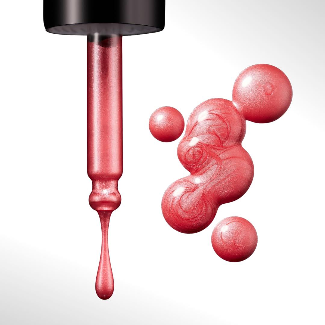 Nahaufnahme von rosa Rouge-Tropfen, die aus einem Tropfer fallen. Einige Tropfen bilden eine unregelmäßige Form auf weißem Hintergrund.