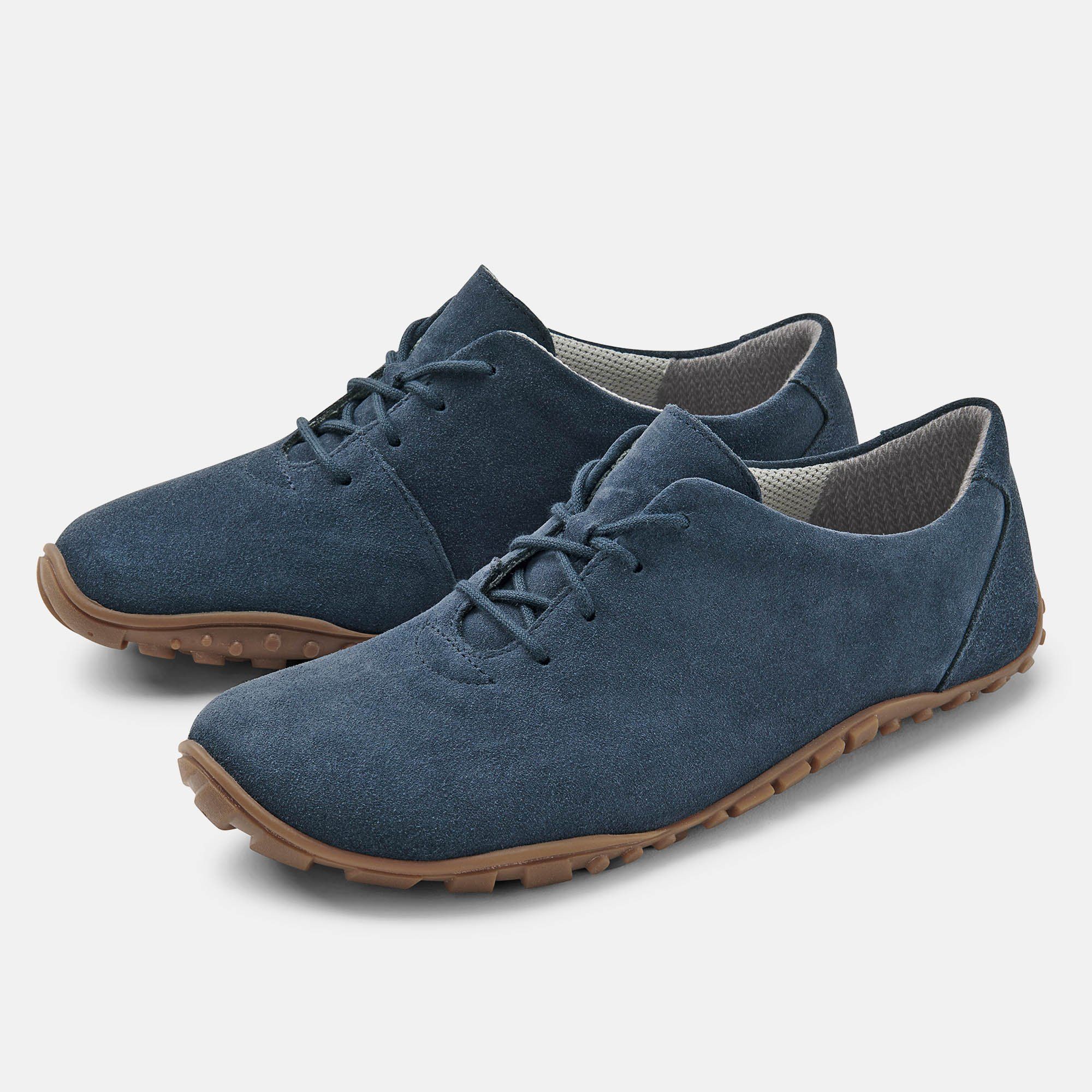Zwei blaue Schnürschuhe mit brauner Sohle. Obermaterial aus Wildleder. Flache Sohle mit Profil. Hellgraues Innenfutter.