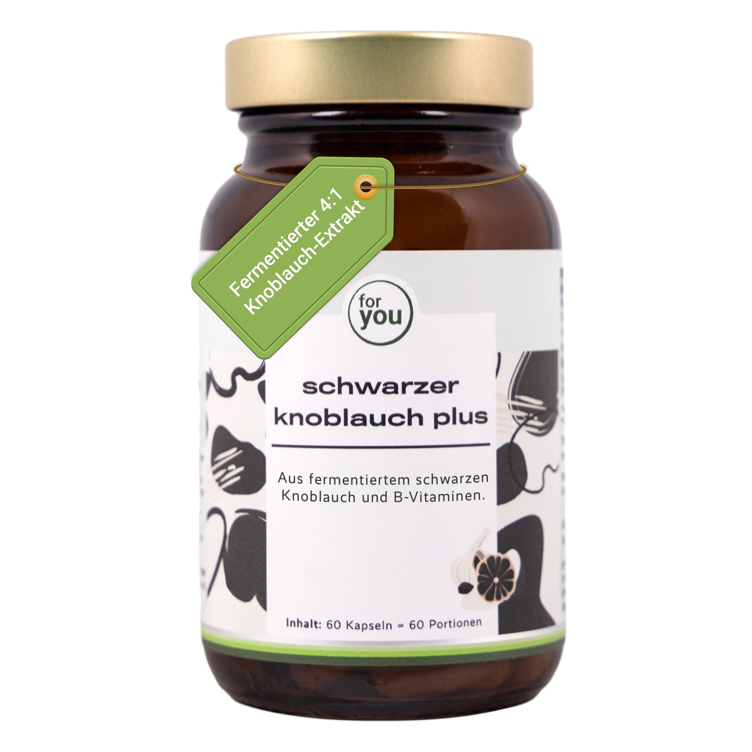 Flasche Schwarzer Knoblauch Plus mit Anhänger, umgeben von schwarzem Knoblauch.