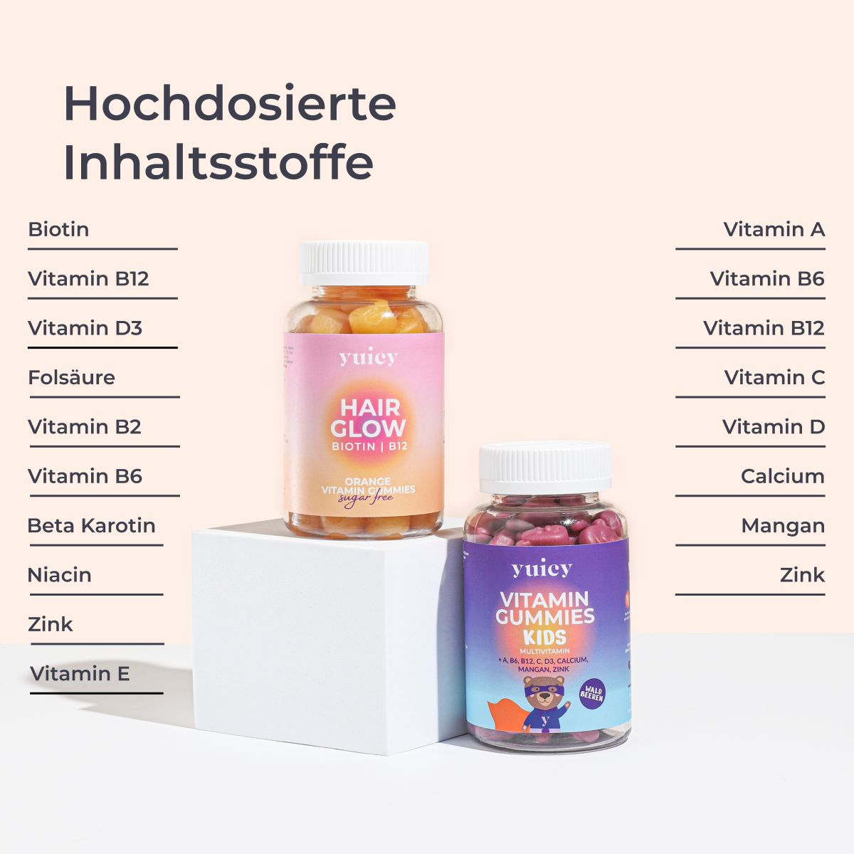 Zwei Flaschen Vitamin-Gummis auf einer weißen Oberfläche. Aufschrift: yuicy Hair Glow und Vitamin Gummies Kids. Inhaltsstoffe aufgelistet.