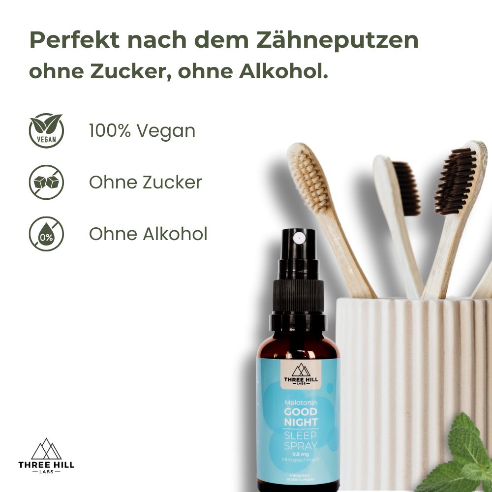 Braune Sprühflasche, Zahnbürsten, Becher. Aufschrift: Good Night Sleep Spray 0,5 mg. Vegan-Siegel.