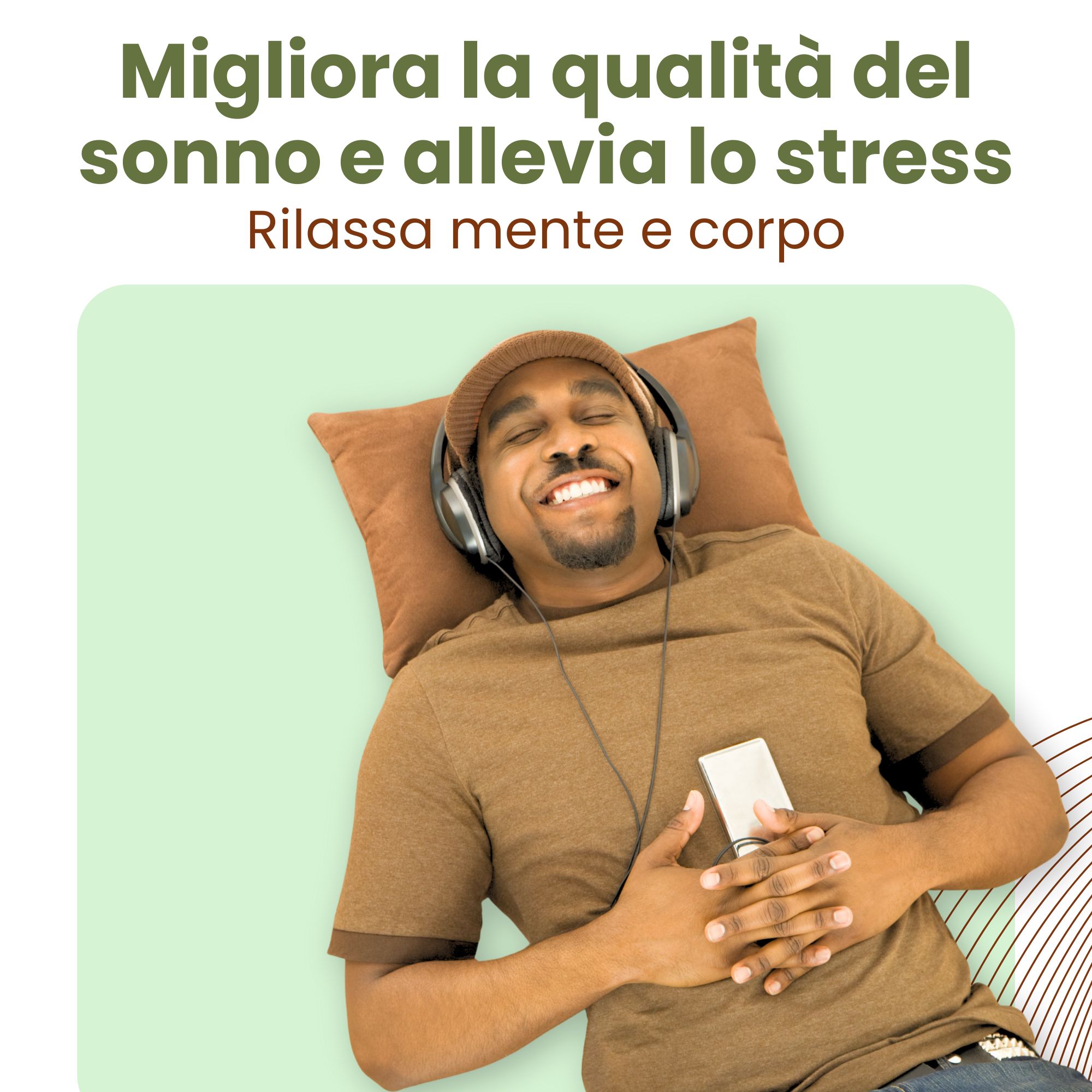 Uomo sdraiato su un cuscino con cuffie e smartphone. Testo: Migliora la qualità del sonno e allevia lo stress. Rilassa mente e corpo.