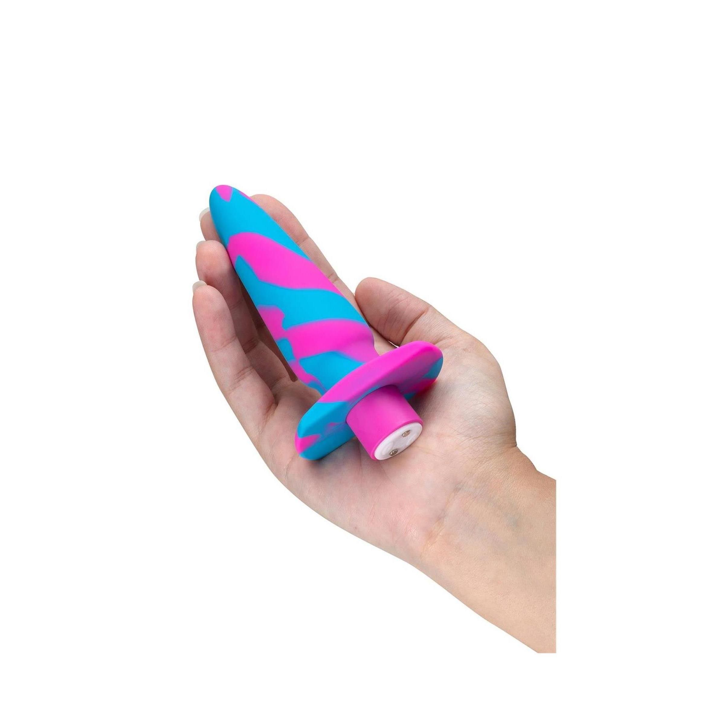 Zweifarbiges Wellness-Produkt, blau und pink, in einer Hand gehalten. Mit flachem Boden und abgerundeter Spitze.