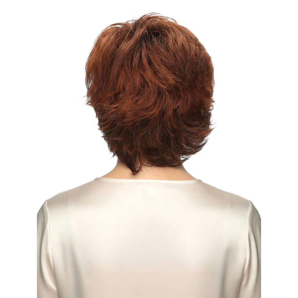 Rückansicht einer Frau mit rotbrauner Perücke. Kurze, gewellte Haare. Helle Haut, weißes Oberteil.