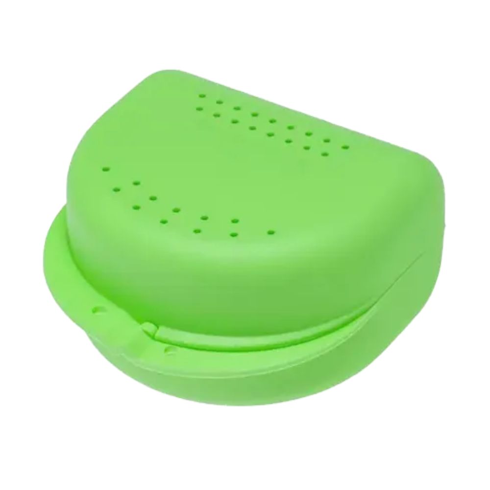 Grüne Zahnspangenbox mit perforiertem Deckel. Rechteckige Form mit abgerundeten Ecken und einem Griff an der Seite.