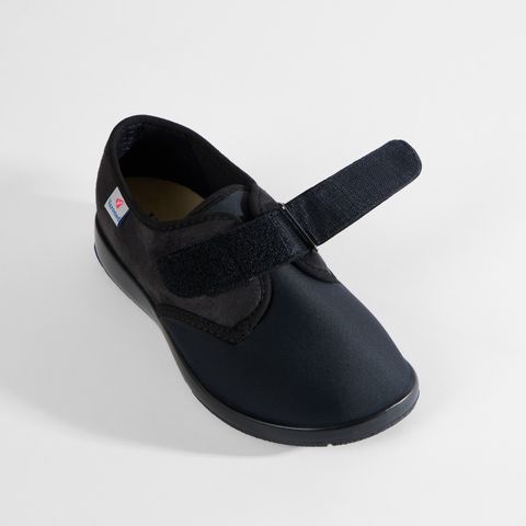 Schwarze orthopädische Schuhe mit Klettverschluss und atmungsaktivem Mesh-Obermaterial.