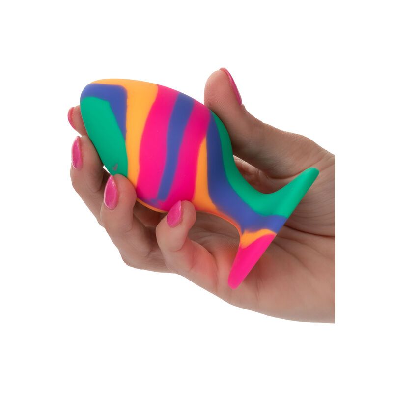 Mehrfarbiger Analplug in Fischform, gehalten von einer Hand. Verschiedene Farben.