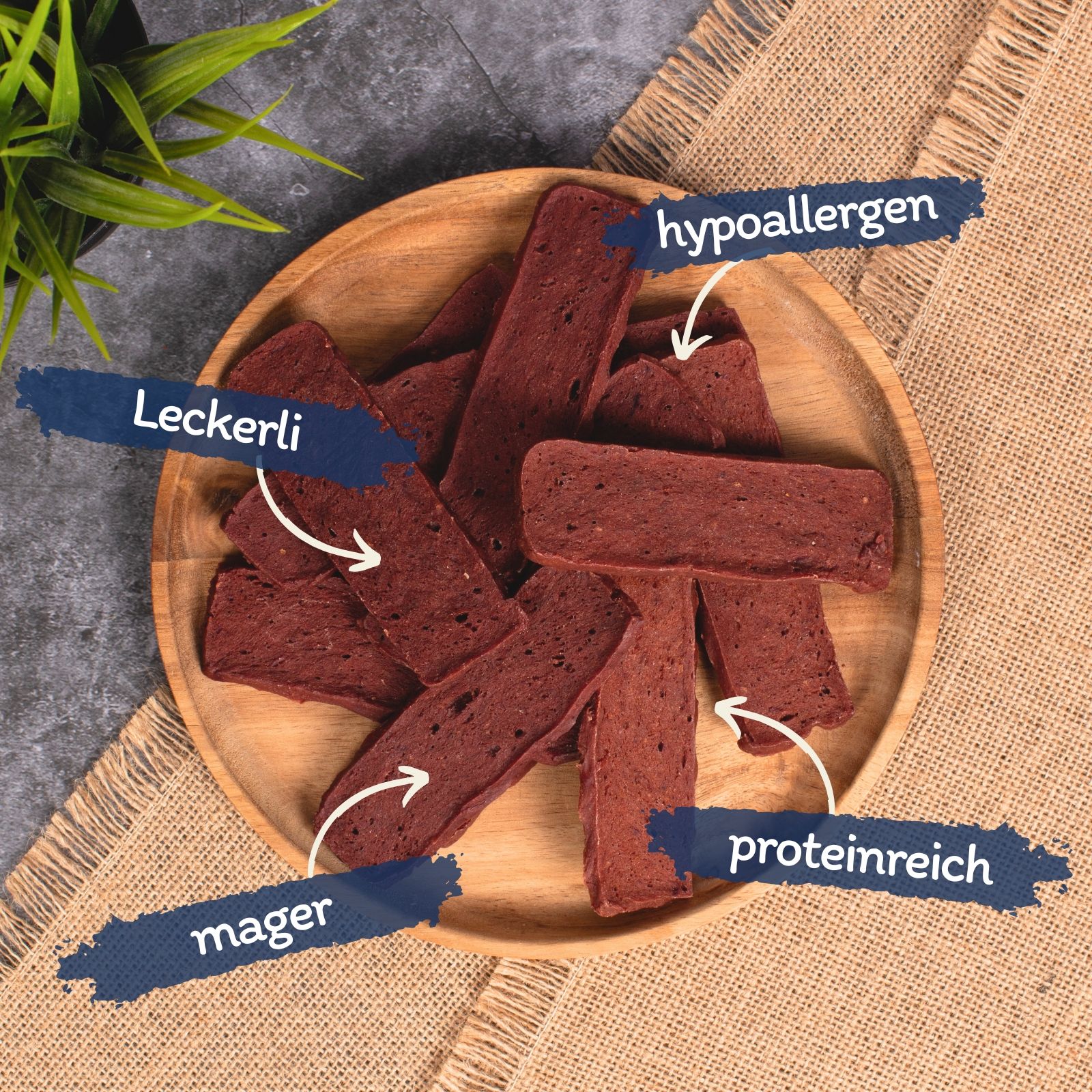 Mehrere Lyra Pet 'Nature Power' Packungen mit Hundeleckerlis und Hundebildern.