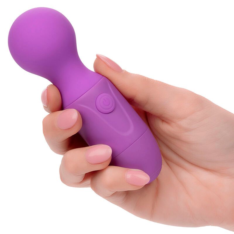 Hand hält lila Vibrationsmassager. Abgerundeter Kopf, Bedienknopf. Silikonmaterial. Ergonomisches Design.