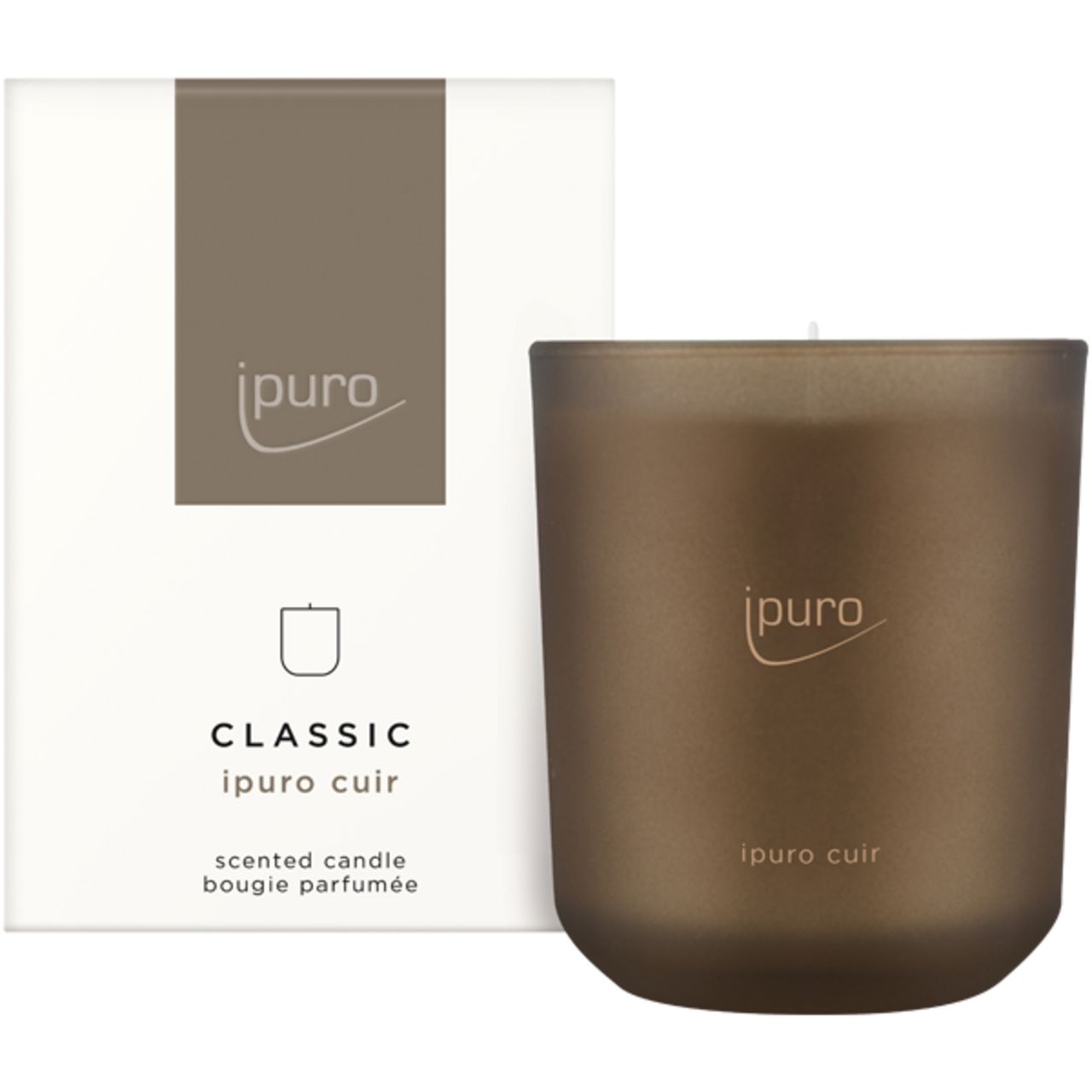 Braune Duftkerze neben weißer Verpackung. Auf Kerze und Verpackung 'ipuro' und 'ipuro cuir'.
