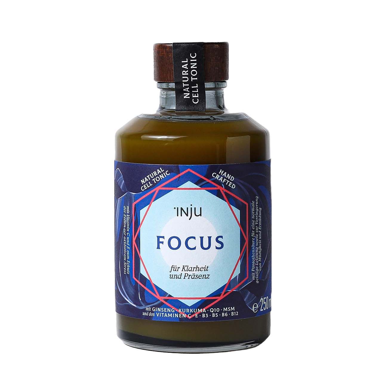 Braune Glasflasche mit braunem Deckel. Aufschrift: INJU Focus. Enthält Ginseng, Kurkuma, Q10, MSM und Vitamine. Etikett mit blauen und rosa geometrischen Formen.