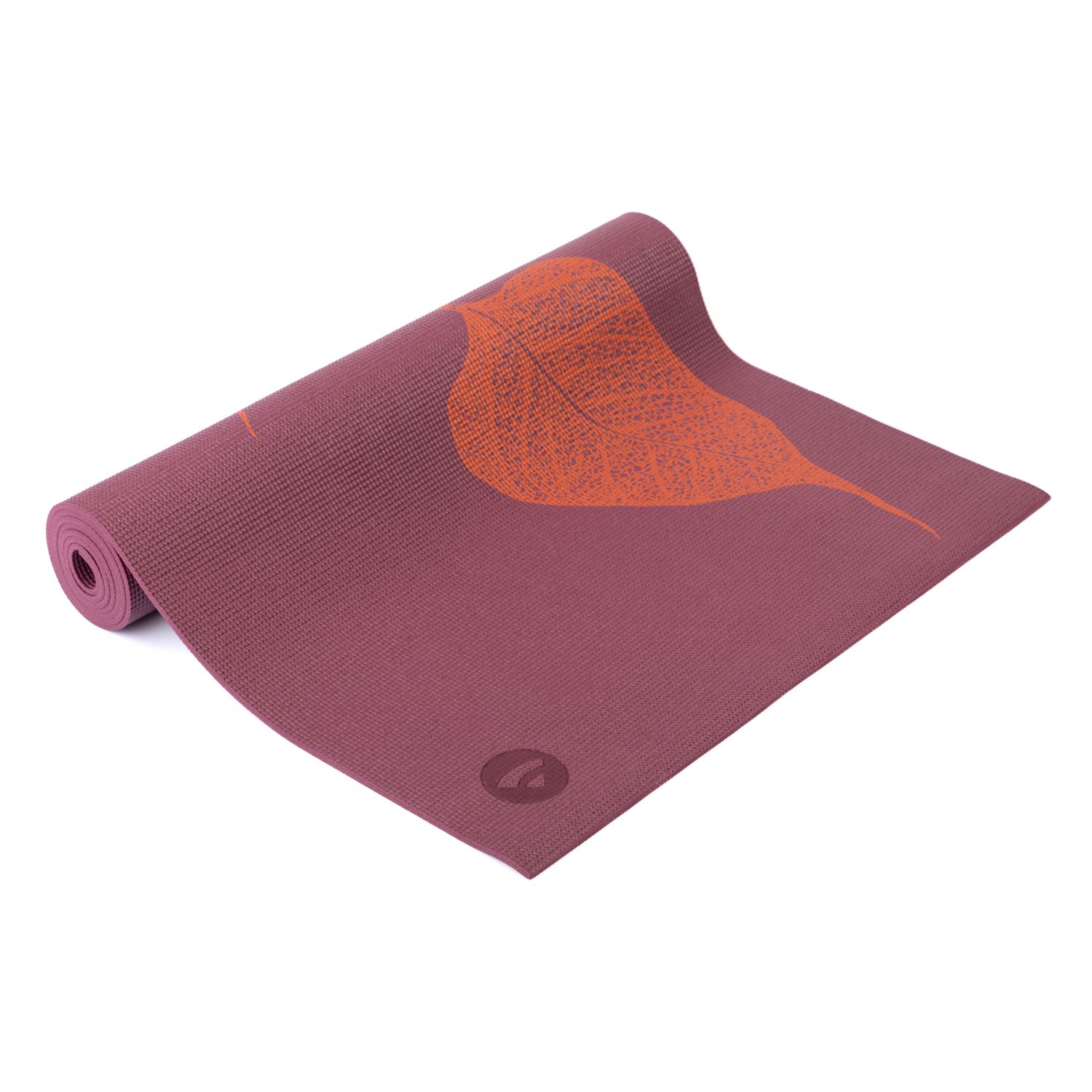 Yogamatte mit Blättermuster. Lila Grundfarbe mit orangefarbenem Blatt. Teilweise aufgerollt.