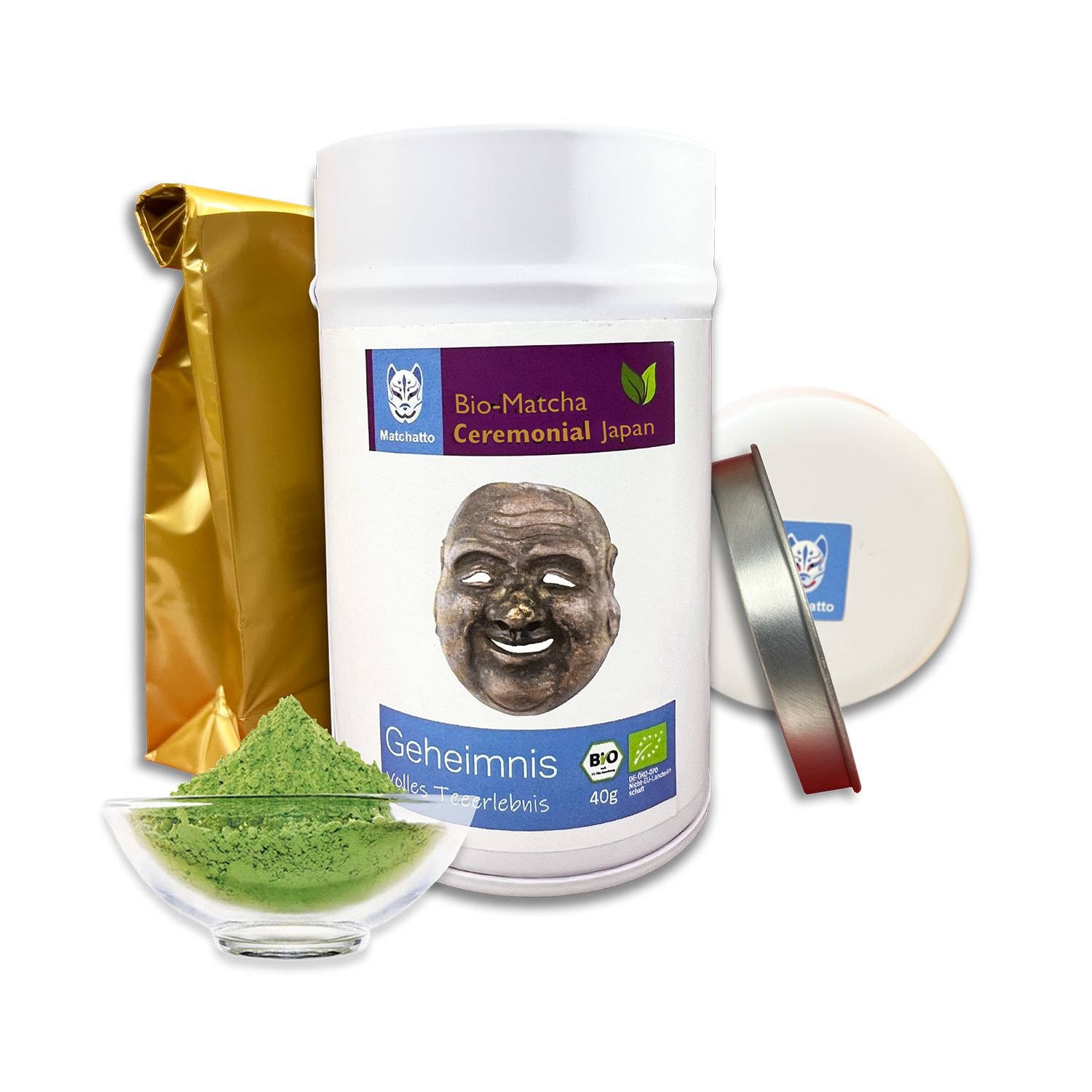 Weißes Matcha-Pulver-Behältnis mit Aufdruck, goldene Folienbeutel, Schale mit grünem Pulver, Deckel und Metalllöffel.