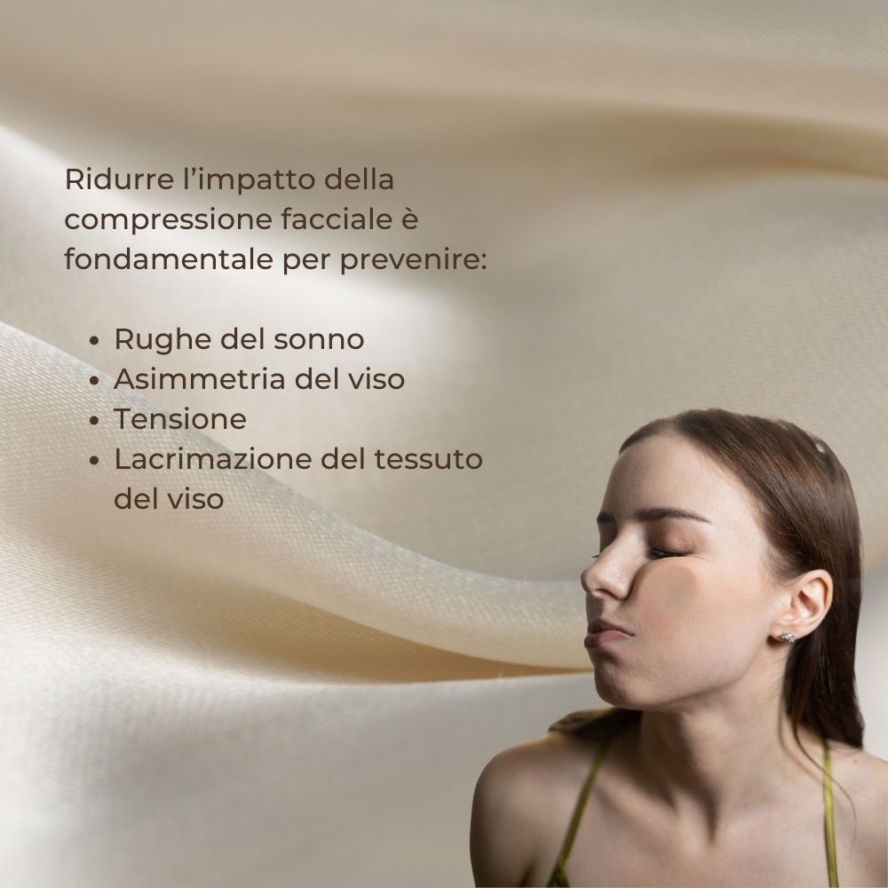 Donna con gli occhi chiusi. Testo: Riduzione dell'impatto della compressione facciale. Testo: Sonno.