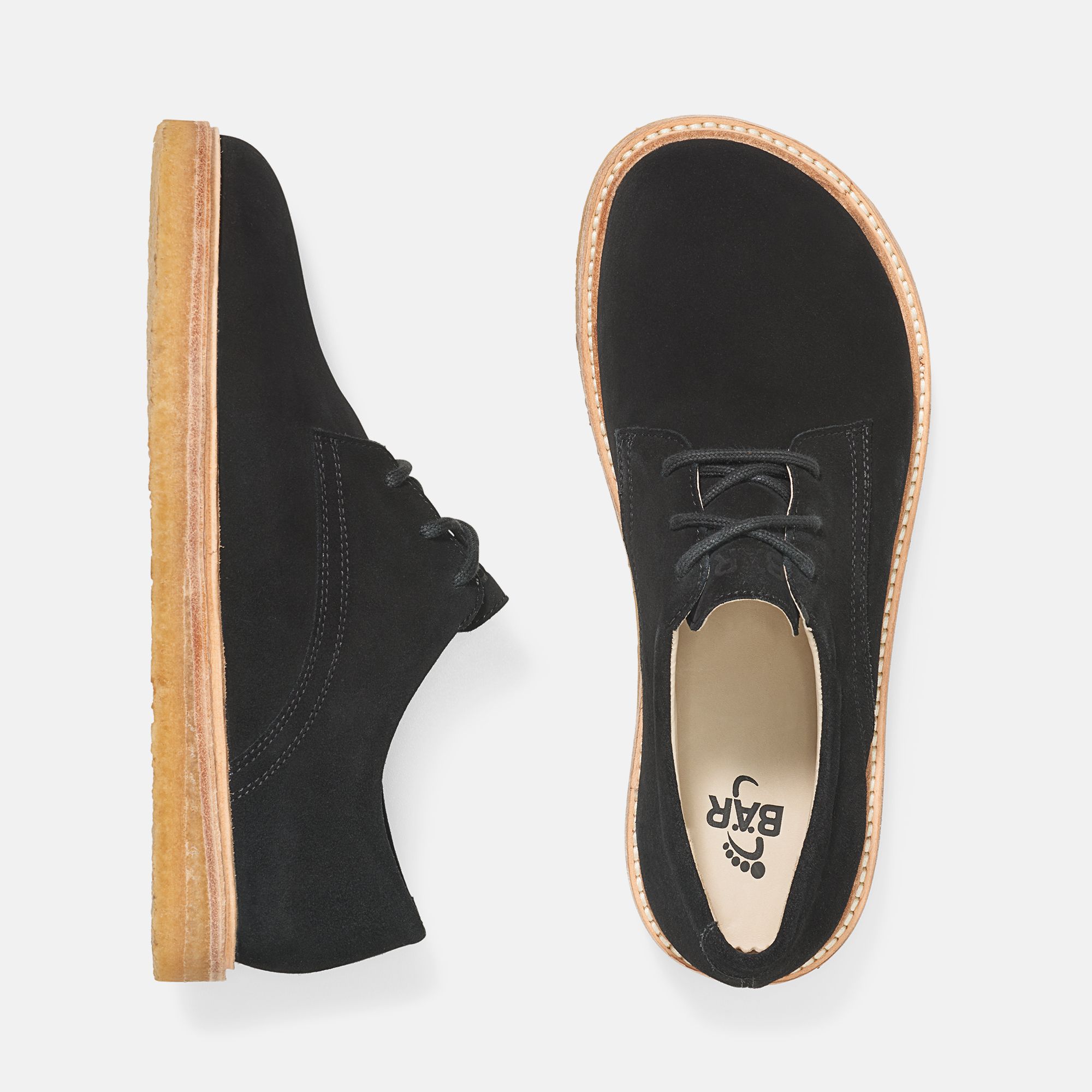 Draufsicht auf zwei schwarze Schnürschuhe mit heller Sohle. BÄR-Logo innen. Breiter Schnitt.