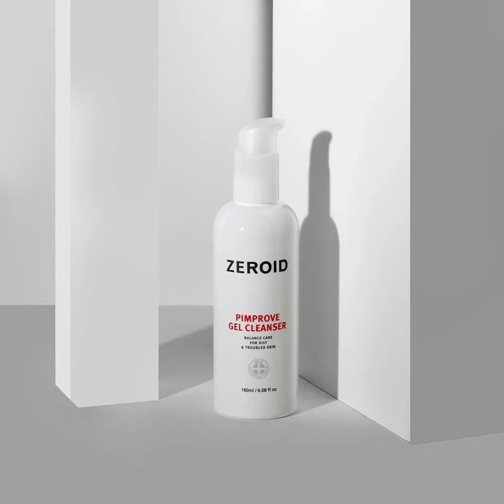 Weißer ZEROID Pimprove Gel Cleanser. Flasche mit Pumpverschluss. Auf weißem Hintergrund. Text: Pimprove Gel Cleanser.