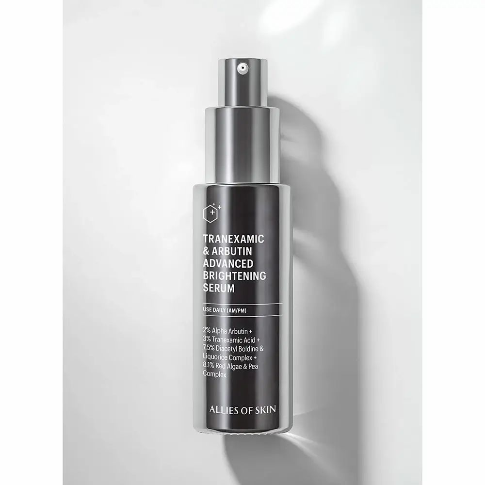 Dunkle Flasche mit Sprühkopf. Beschriftung: Tranexamsäure & Arbutin Advanced Brightening Serum. Inhaltsstoffe und Markenname.