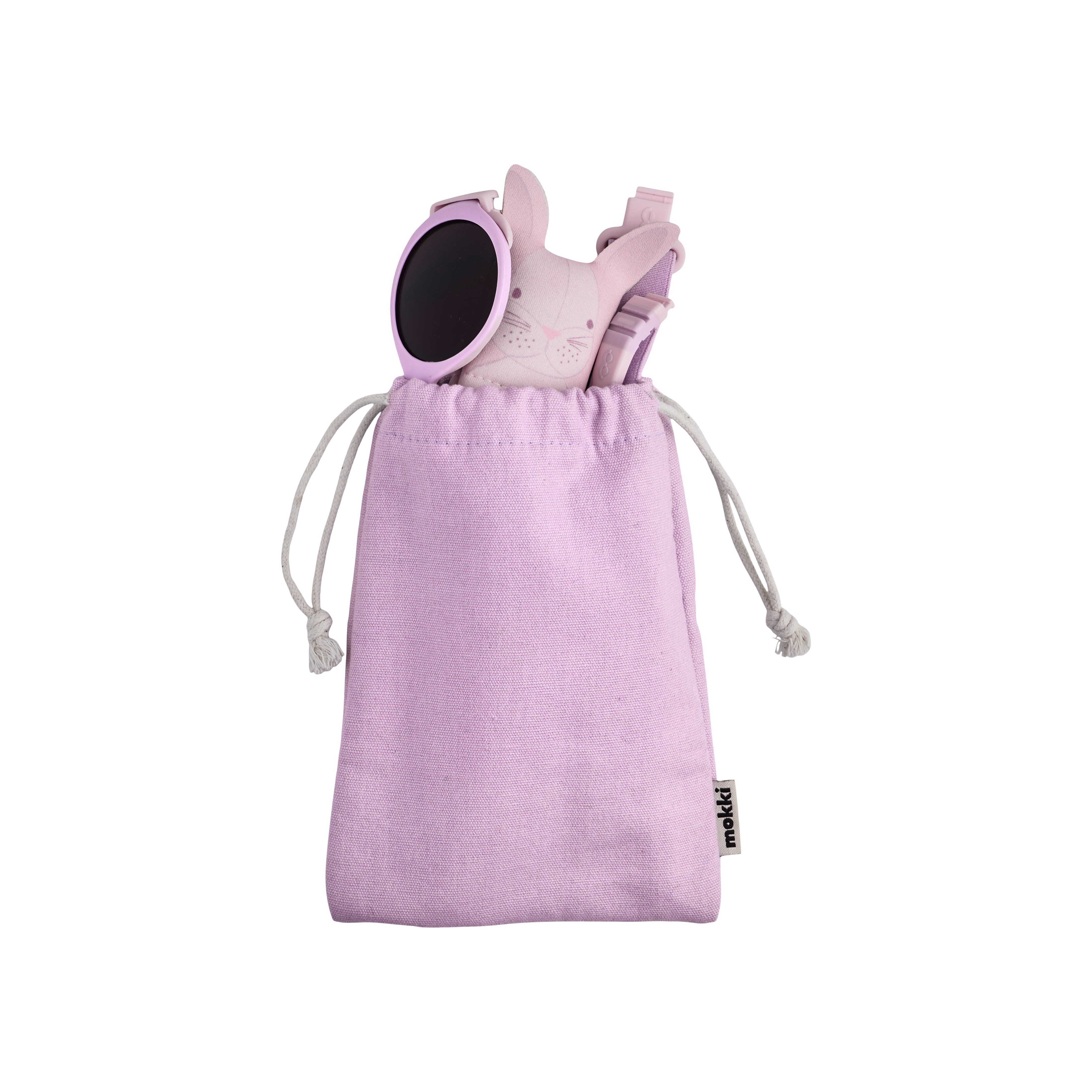 Rosa Beutel mit Sonnenbrille, Brillenband und Hasen-Etui. Aufschrift: mokki.