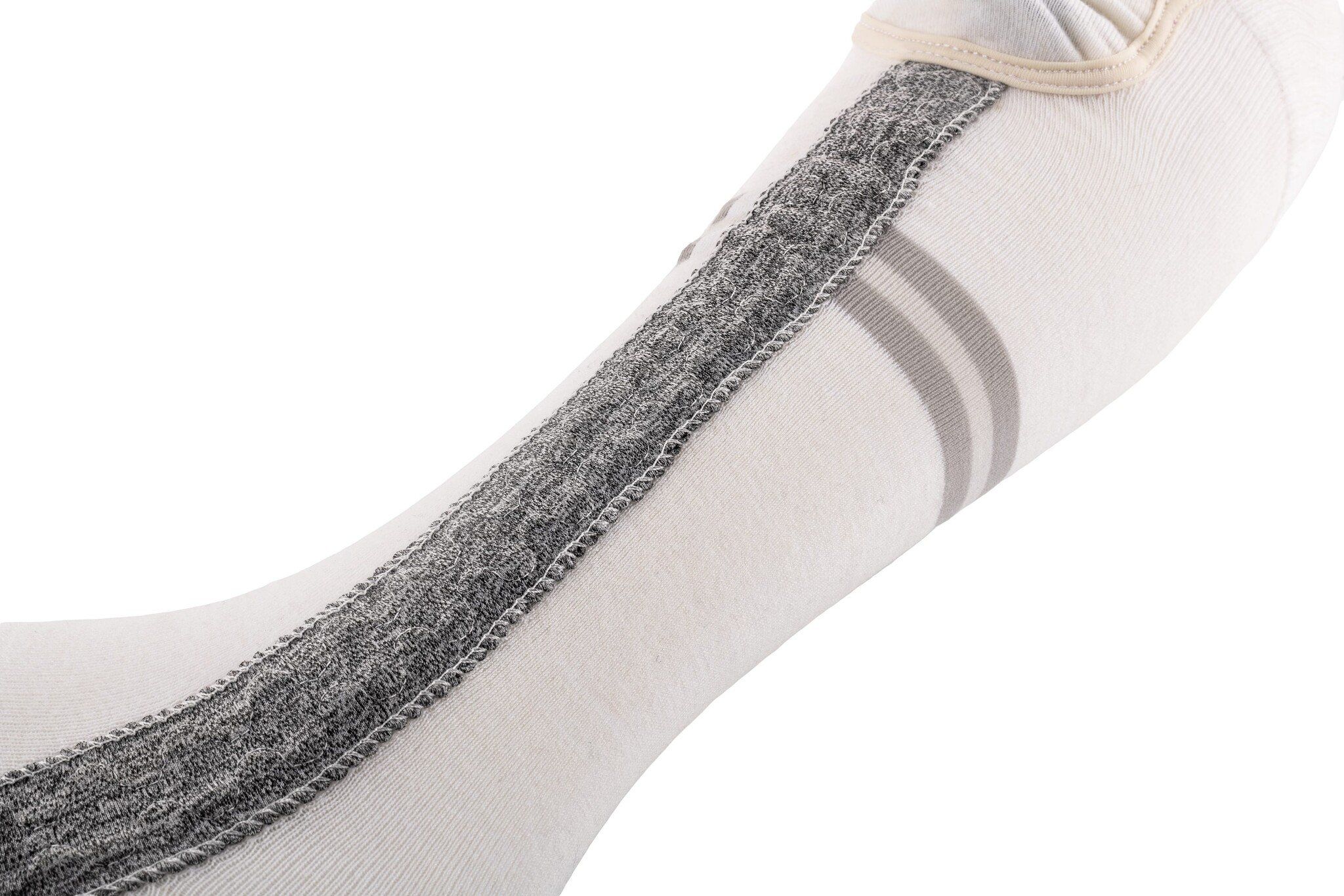 Detailaufnahme einer weißen, langen Socke. Graue Ziernaht und graue Streifen.