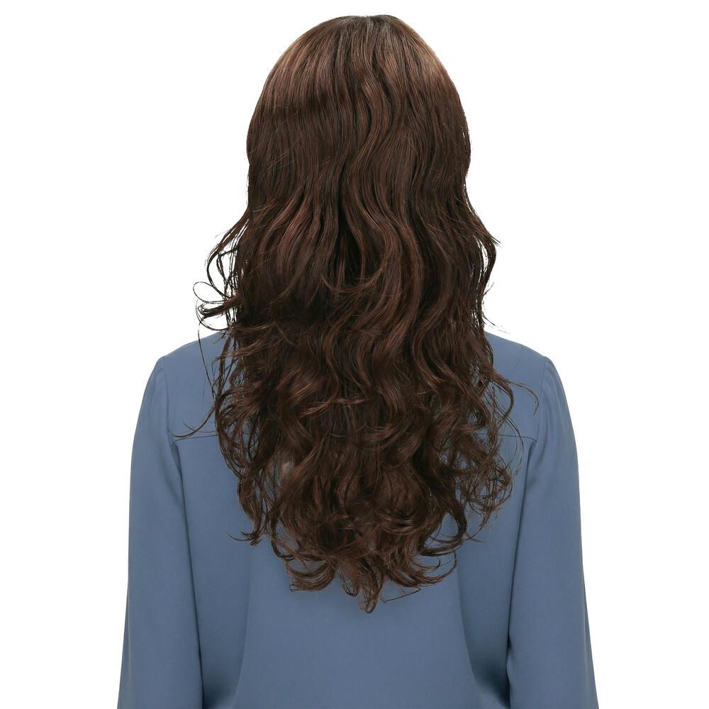 Rückansicht einer Frau mit brauner, gewellter Perücke und blauem Oberteil.