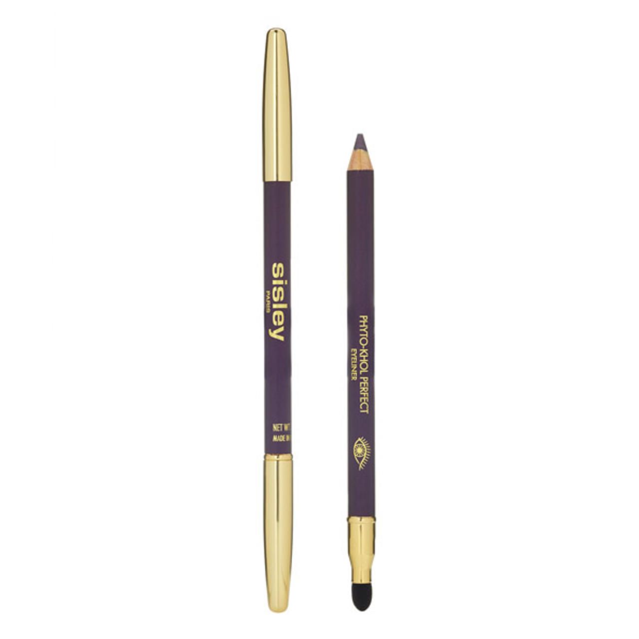 Zwei Sisley Phyto-Khol Perfect Eyeliner. Dunkelviolette Stifte mit goldenen Akzenten. Ein Stift mit Anspitzer, der andere mit Schwämmchen.