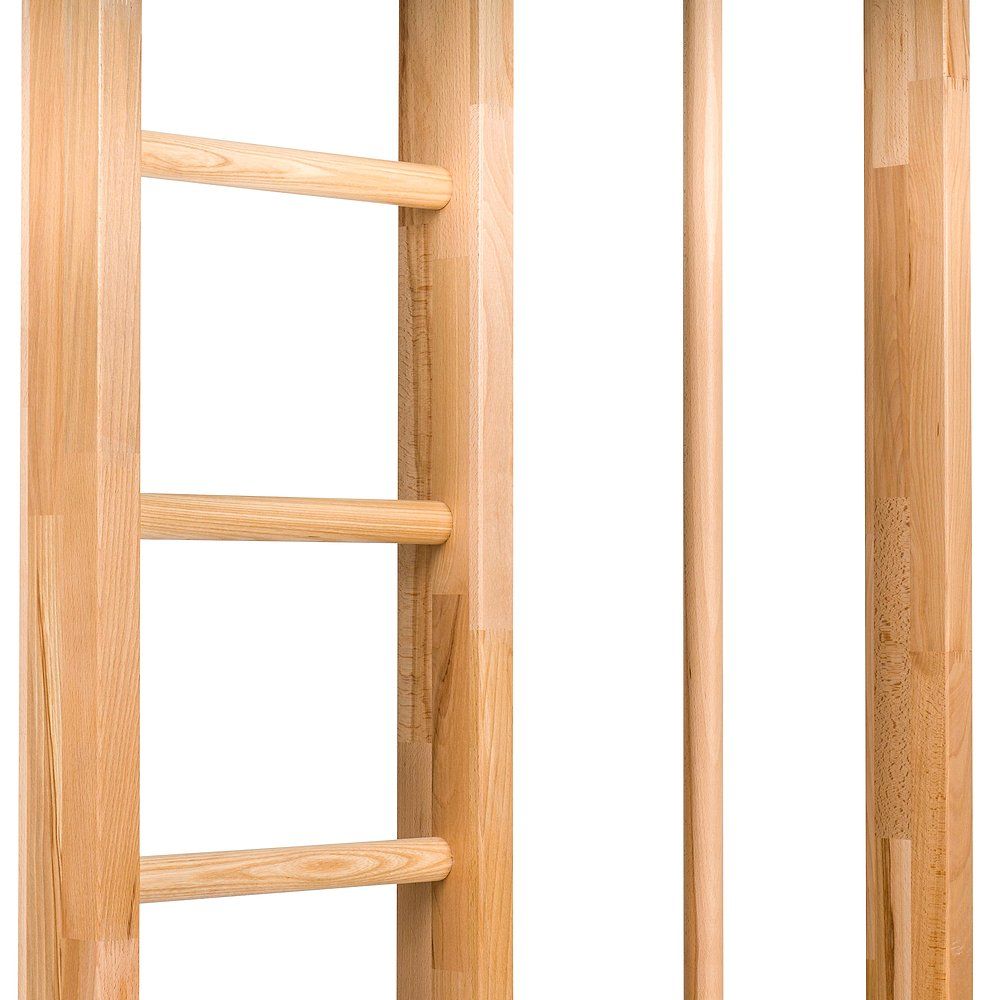 Holz-Klettergerüst mit Sprossen und vertikalen Stangen. Drei Sprossen sichtbar. Natürliche Holzfarbe.
