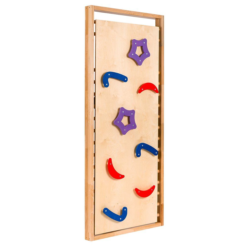 Kletterwand mit Holzrahmen. Mehrfarbige Klettergriffe in Stern- und Bogenform.