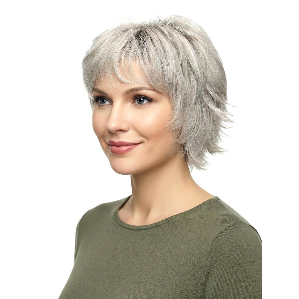 Kurzhaarperücke, graue Farbe, mit Pony. Frau trägt ein olivgrünes Oberteil. Dreiviertelansicht.