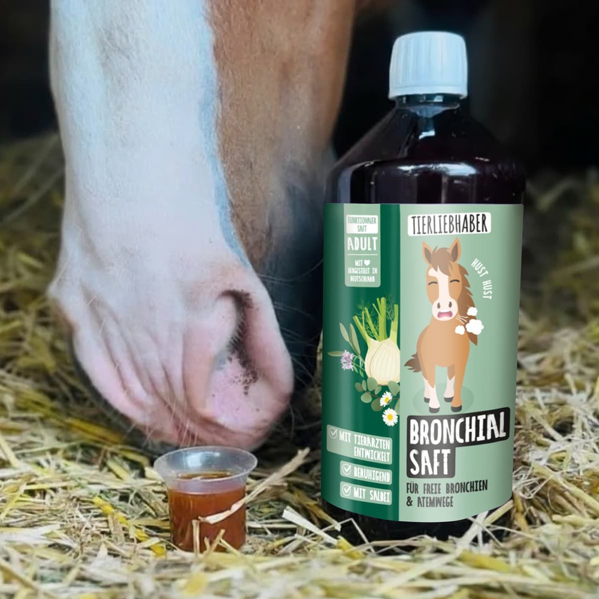 Produktflasche mit Etikett. Kleines Behältnis mit Flüssigkeit. Pferd im Hintergrund. Stroh im Vordergrund.