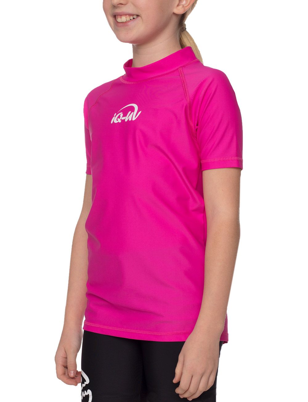 Kind trägt pinkes iQ-UV Sonnenschutz Shirt Kids. Kurzarm, Stehkragen, weißes Logo. Seitenansicht.