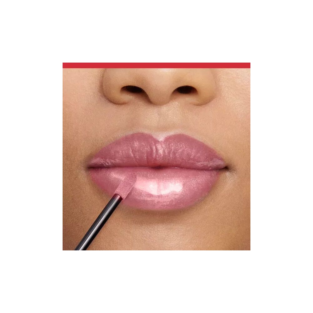 Nahaufnahme von Lippen mit aufgetragenem Lipgloss. Applikator im Einsatz.