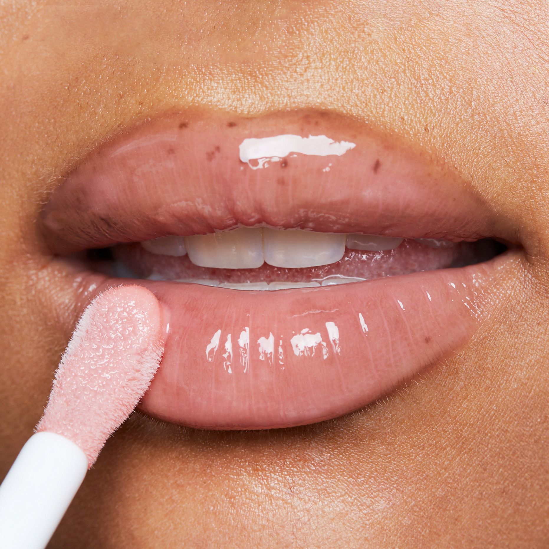 Glowy Lip Oil - Intensive Pflege mit verführerischem Glanz