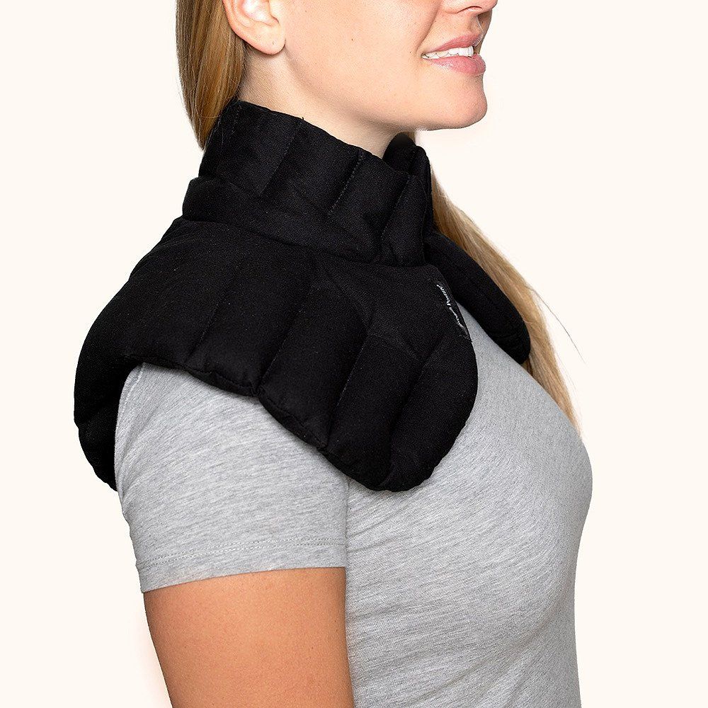 Schwarzes Wärmekissen Embrace, um den Hals einer Person getragen. Gepolstert und gesteppt.