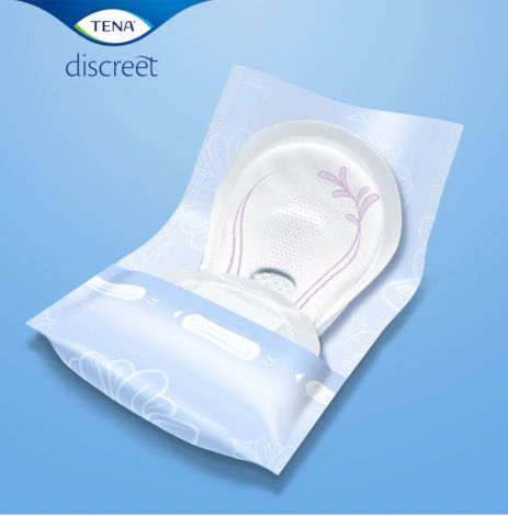 Eine einzelne TENA Lady Discreet Extra Plus Einlage, einzeln verpackt.