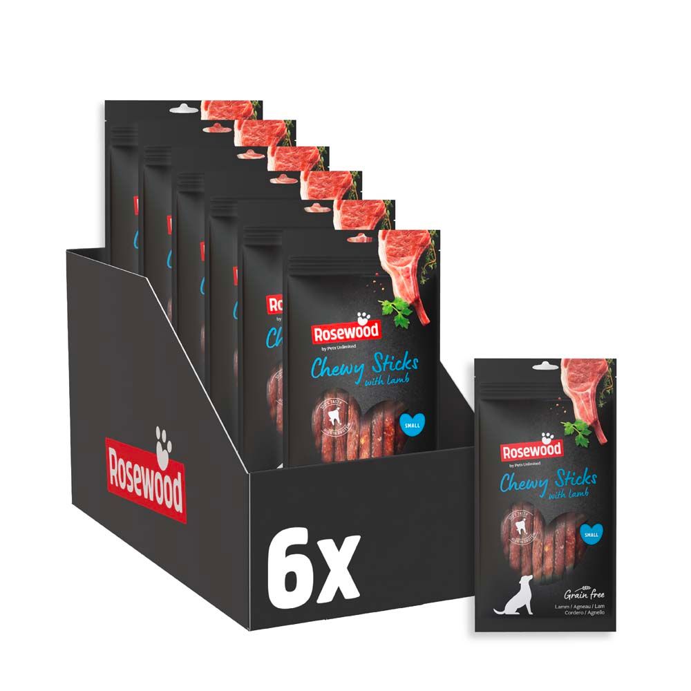 Display mit sechs Packungen Rosewood Chewy Sticks mit Lamm. Schwarzer Karton mit Logo. Eine Packung steht daneben.